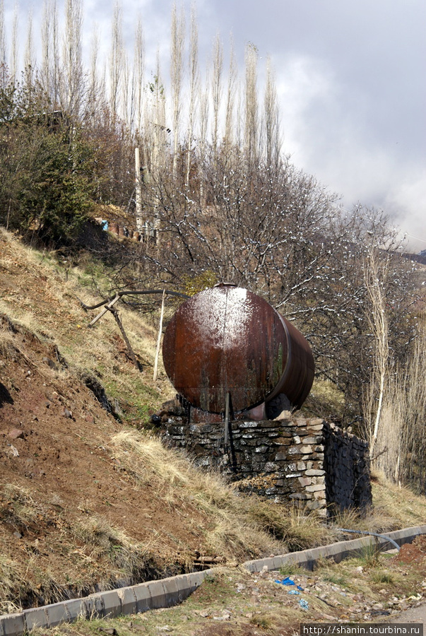 Бочка с водой на окраине деревни Размиан, Иран