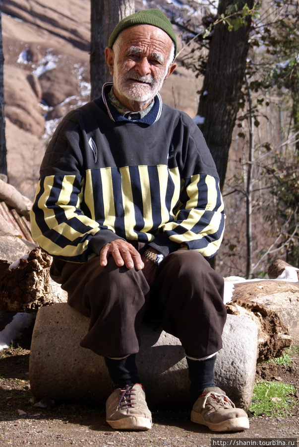 Старик-спортсмен в кедах Размиан, Иран