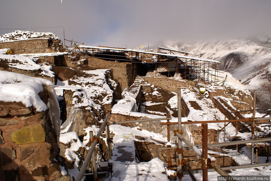 Руины замка Аламут под снегом Казвин, Иран