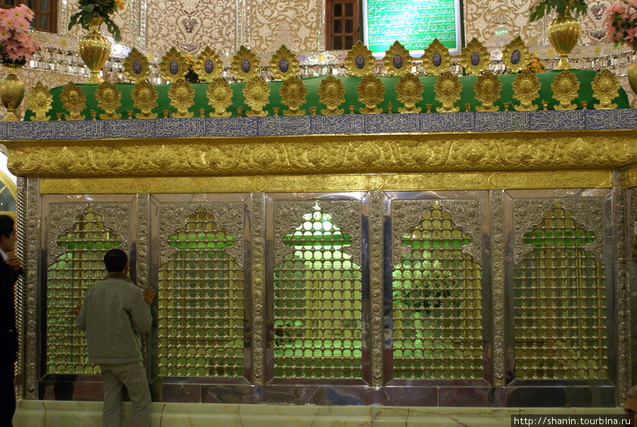 У гробницы Бодроуд, Иран