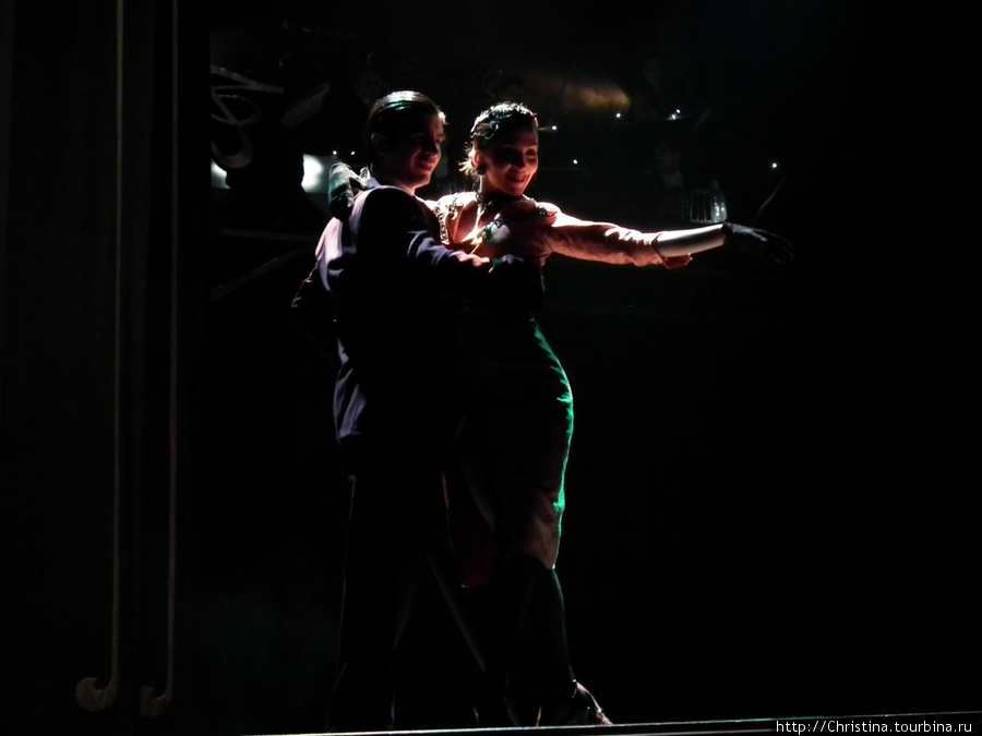 В первый же вечер мы поехали в театр Карлоса Гарделя на представление танго-шоу. Говорят танго Гарделя, это- лучшее классическое танго в Аргентине. Буэнос-Айрес, Аргентина