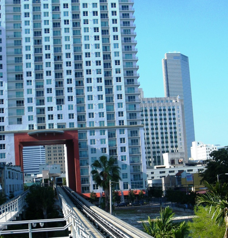 Станция монорельсовой дороги в проеме высотного здания Майами, CША