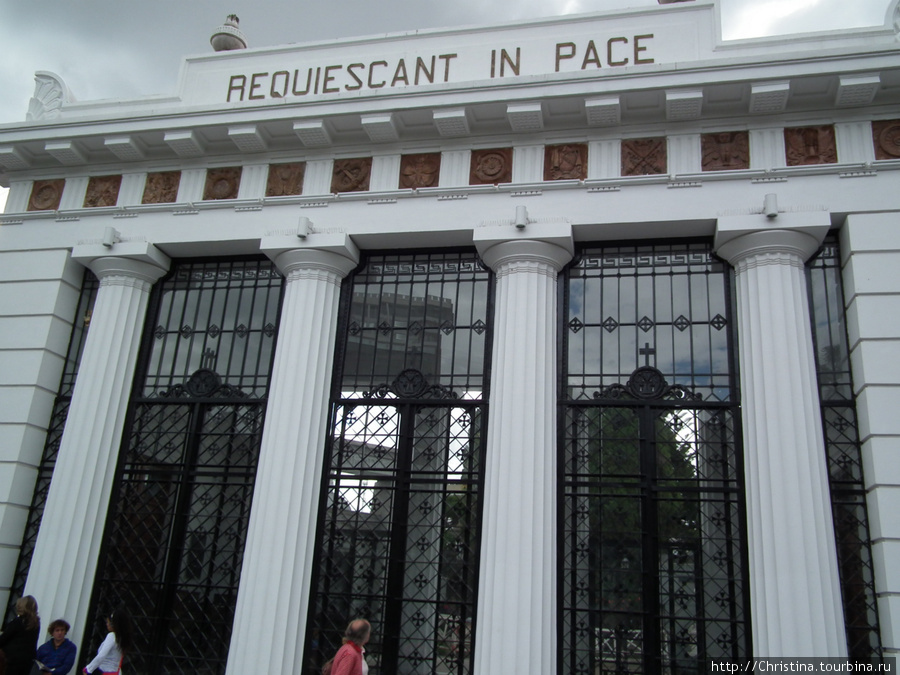 Это вход в центральное кладбище Буенос Айреса. Пантеон, своего рода. Я не стала фотографировать то, что внутри, но очень рекоммендую Вам там побывать. Не думала, что смерть можеть быть красивой. Буэнос-Айрес, Аргентина