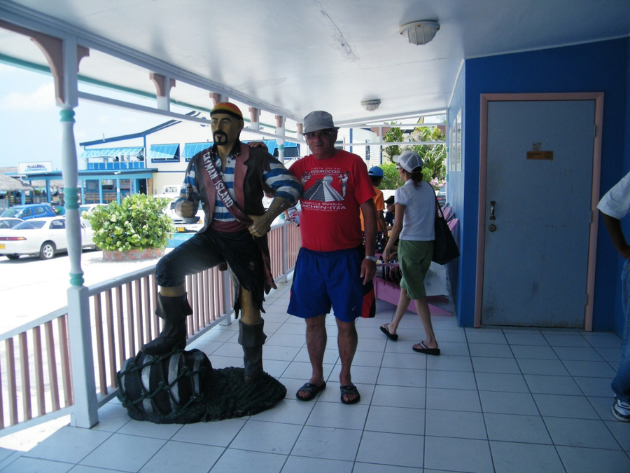 Фото с пиратом Джорджтаун, Каймановы острова