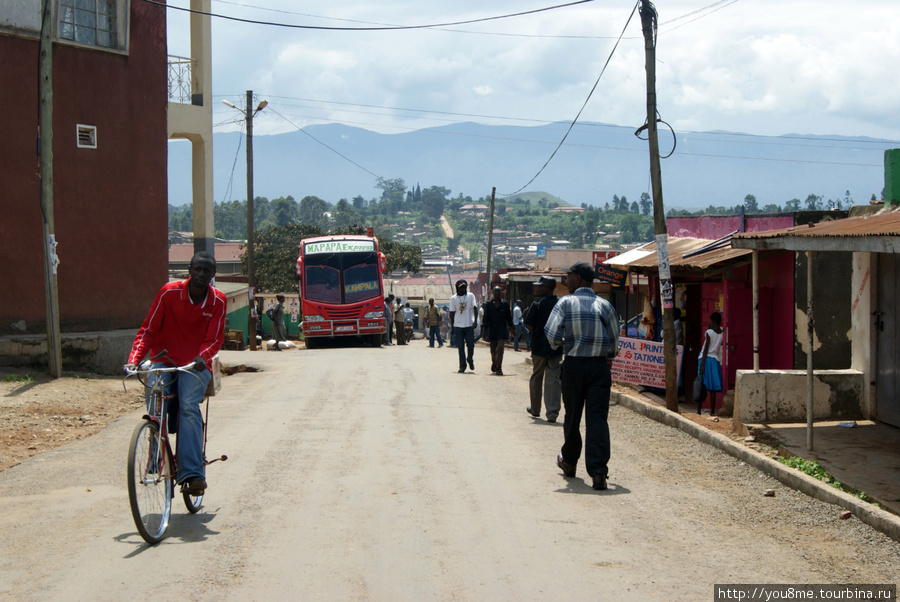 улочки упираются в синие горы на горизонте Западный регион, Уганда