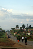 утром — по дороге в школу и на работу — Западная Уганда