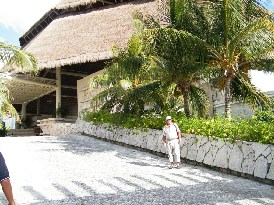Вход в отель с навесом из пальмовых веток Остров Косумель, Мексика