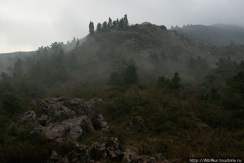 Вери хард апхилл — головой в облаках в Си-Шане. Провинция Юньнань, Китай