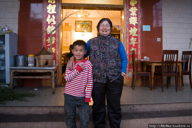 бабушка с внуком позируют с удовольствием Провинция Юньнань, Китай