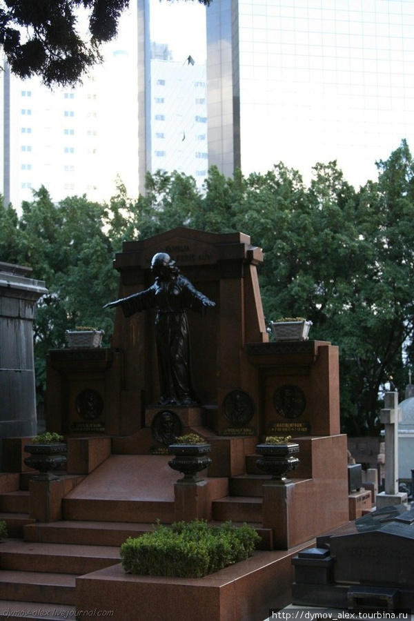 Над этими скульптурами, как видно, например, на данном фото, трудились настоящие мастера. Сан-Паулу, Бразилия