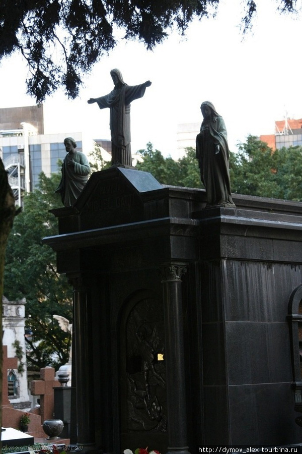 Здесь видно скульптуру Христа, идентичную той, которая стоит в Рио на Корковадо. Сан-Паулу, Бразилия