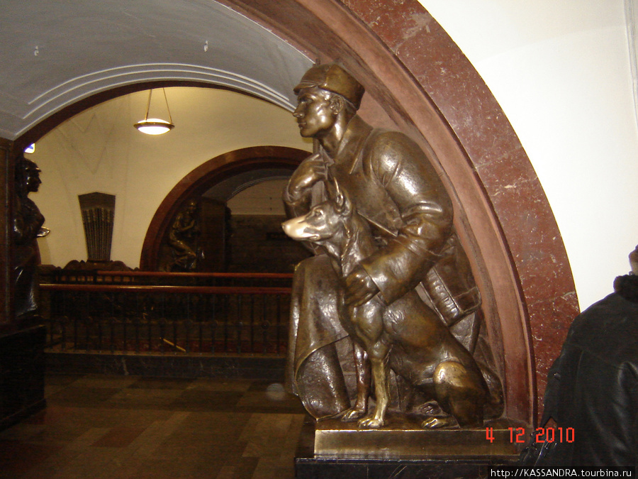 Памятник на станции метро 