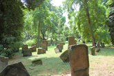 Уникальное еврейское кладбище ''Святой песок''известно с1076.Это древнейшее уцелевшее еврейское кладбище в Европе.