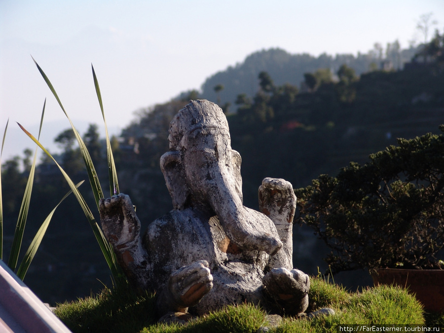 Статуя Ганеши у входа в гестхаус в Дуликеле. Ганеше молятся перед началом нового дела, он приносит удачу. Мы, туристы, только его фотографировали, но удачу он принес и нам. Катари, Непал