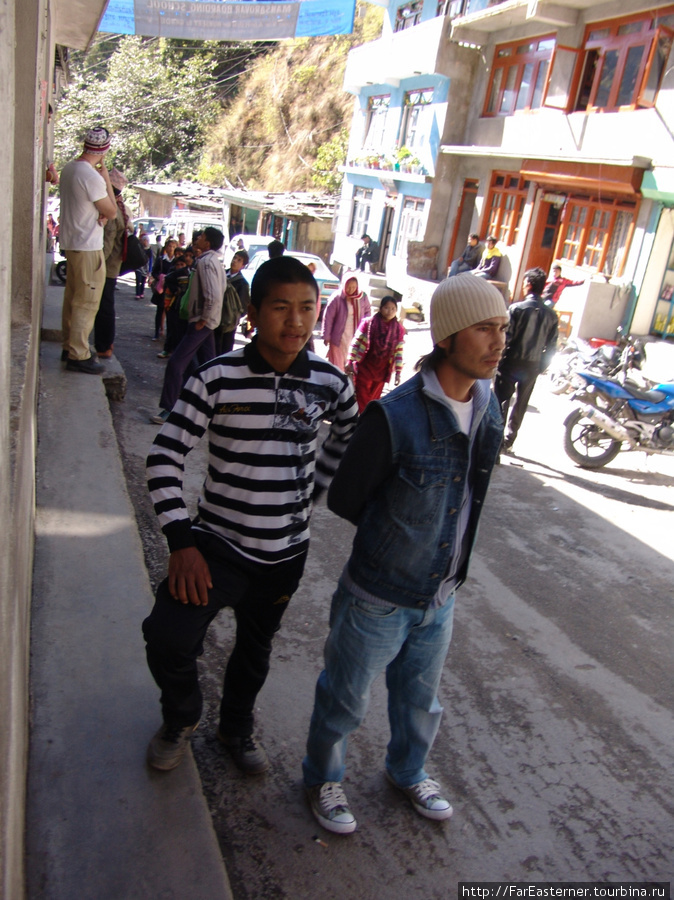 Непальцы смотрят что происходит на границе — а там столпотворение, непальцы тащят тюки китайских товаров. Катари, Непал
