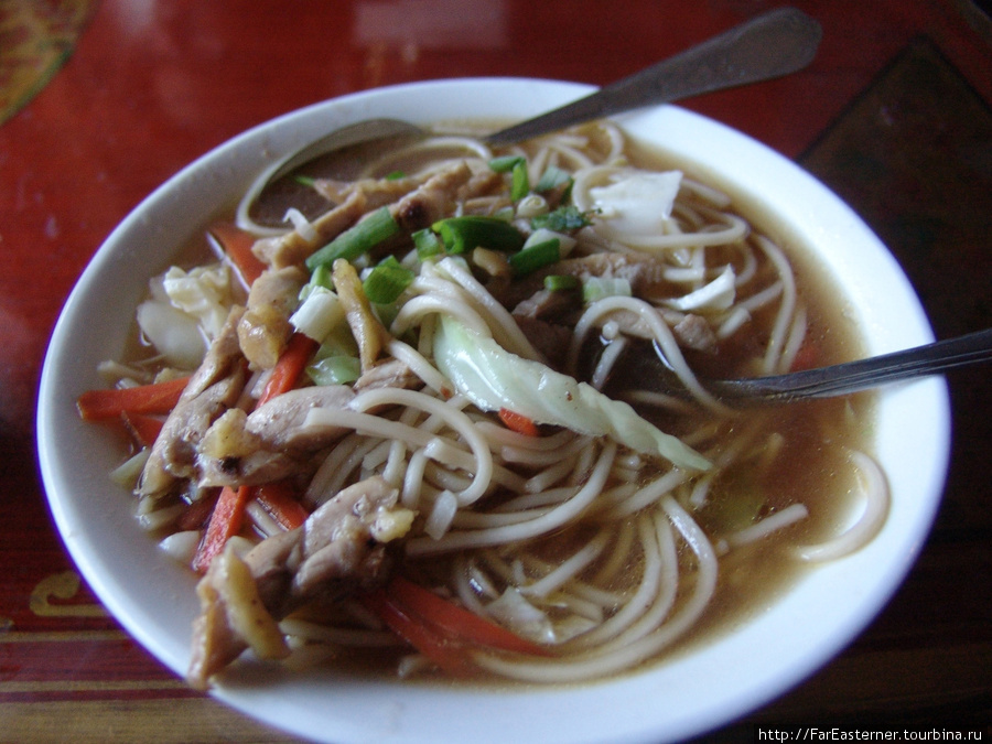 Мое первое блюдо — тибетский суп с лапшой и мясом, тукпа. Чжанму, Китай