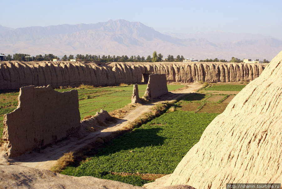 Вид внутрь крепости со стены Кашан, Иран