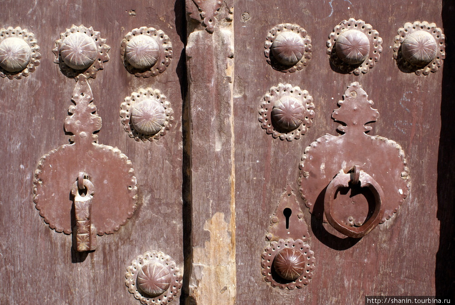 На каждой двери два звонка — для мужчин и женщин Кашан, Иран