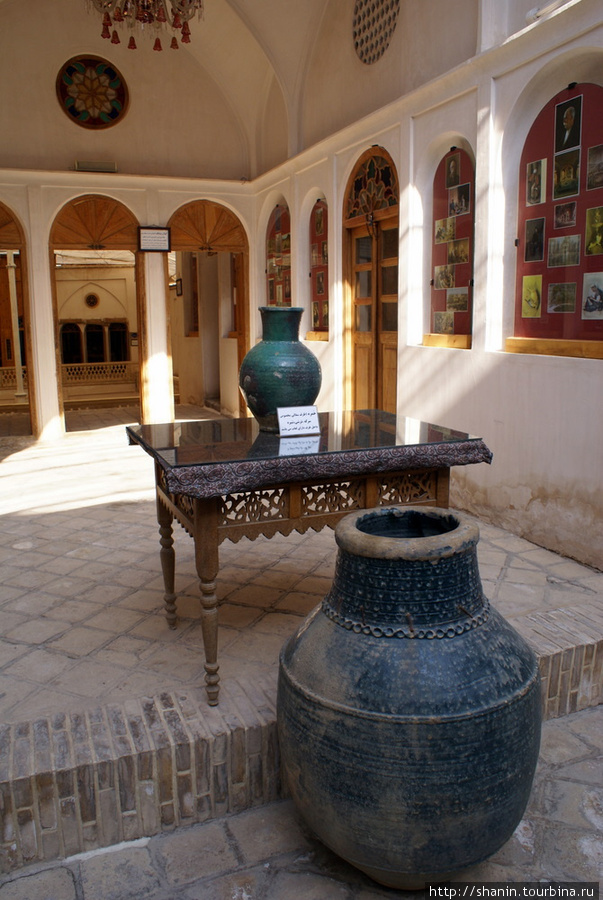 Вазы в этнографическом музее Кашан, Иран
