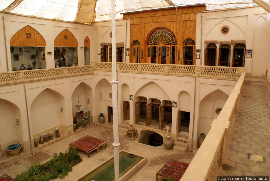 На втором этаже во внутреннем дворе этнографического музея в Кашане Кашан, Иран