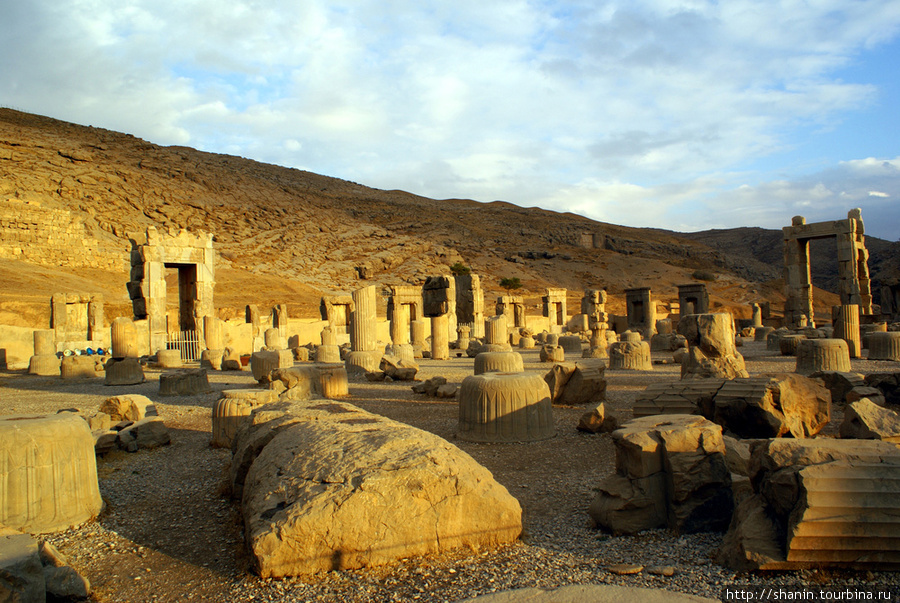 Колонны Персеполя перед закатом Персеполь древний город, Иран
