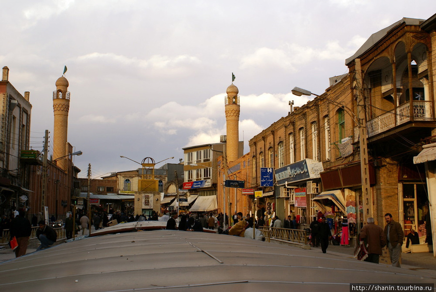 У входа на рынок в Тебризе Тебриз, Иран