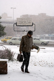 После неожиданного снегопада на улице в Тебризе