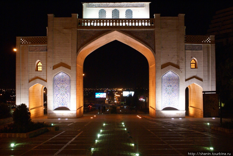 Ворота Корана в Ширазе ночью Шираз, Иран