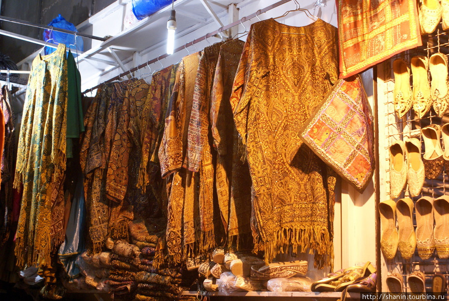 Одежда на рынке в Ширазе Шираз, Иран