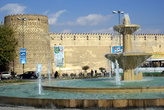 На площади Шохада у крепости в Ширазе