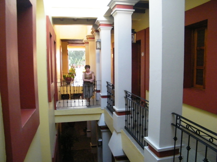 Внутренние балконы нашего отеля Оахака, Мексика