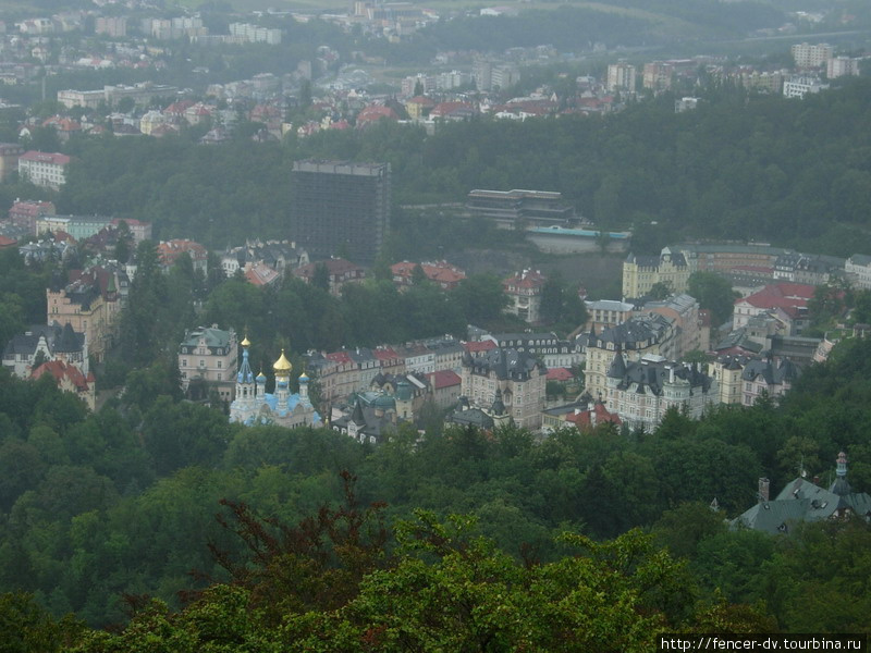 Купола православного храма и голубой бассейн гостиницы Термаль Карловы Вары, Чехия