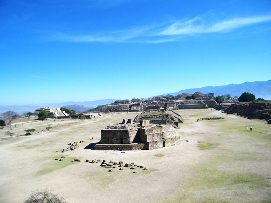 Центральная площадь. Посередине — обсерватория Оахака, Мексика