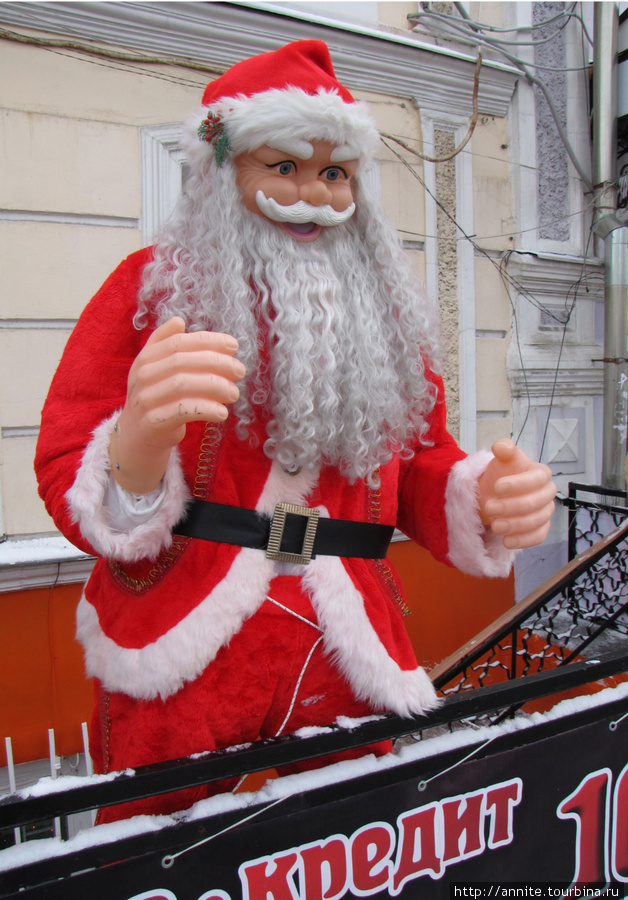 Санта Клаус на ул. Соборной возле магазина мехов. Он танцует и поёт песенку (когда включен). А на ночь его заносят в магазин. Рязань, Россия