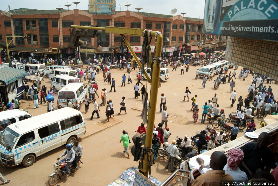 вид на площадь с балкона универмага Кампала, Уганда