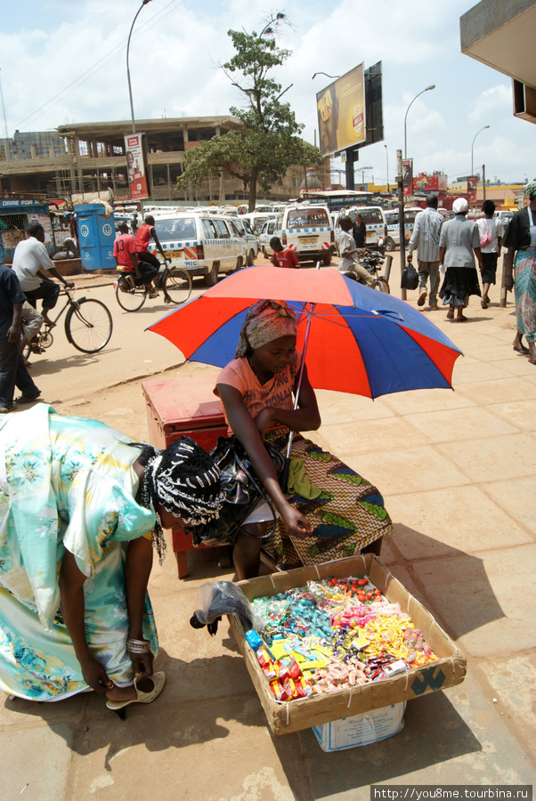 девушка под зонтиком Кампала, Уганда