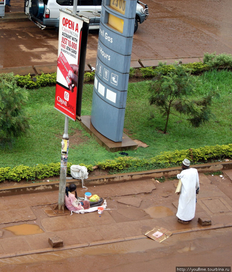 на мокром тротуаре Кампала, Уганда