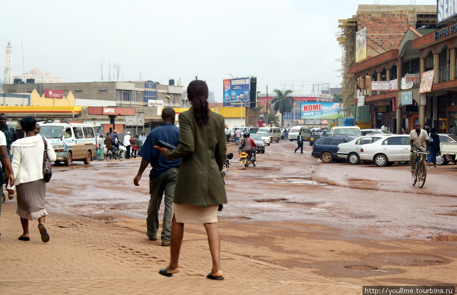 девушка в шлепках Кампала, Уганда