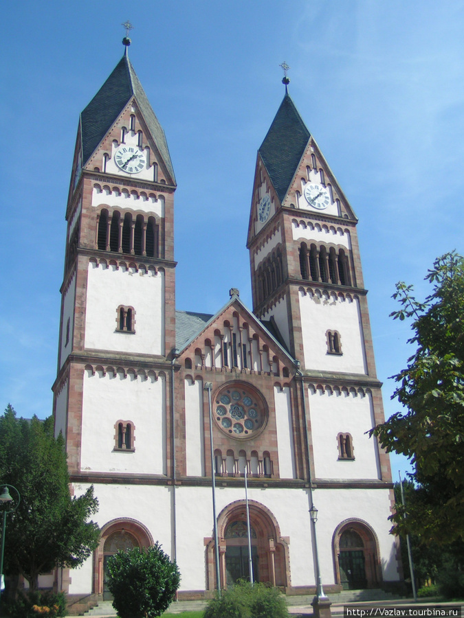 Симметричное здание церкви Оффенбург, Германия