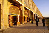 Ряд магазинчиков на площади Имама Хомейни