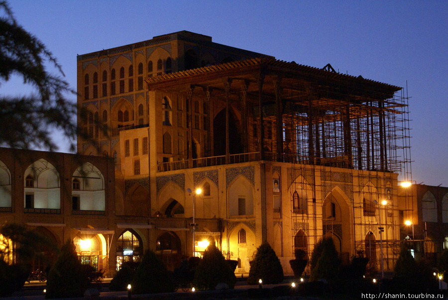 Дворец Али Капу ночью Исфахан, Иран