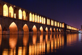 Знаменитый мост Сио-се-Пол (Мост 33 арок) ночью