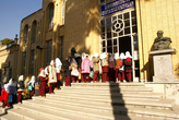 Школьники на экскурсии у входа в Музей армянского искусства