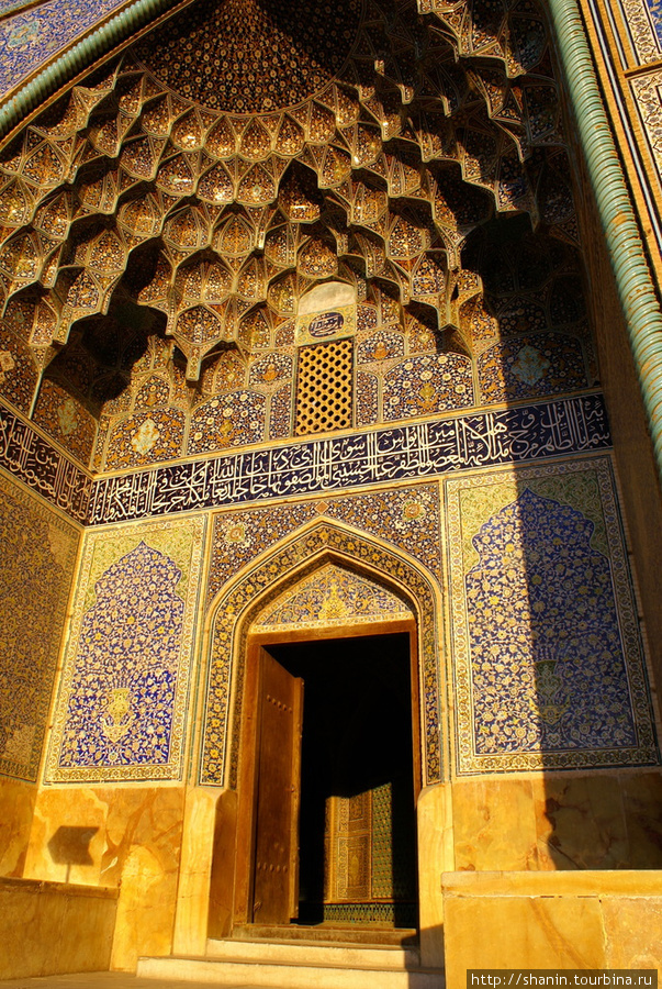 Вход в мечеть Шейх-Лотфоллах Исфахан, Иран