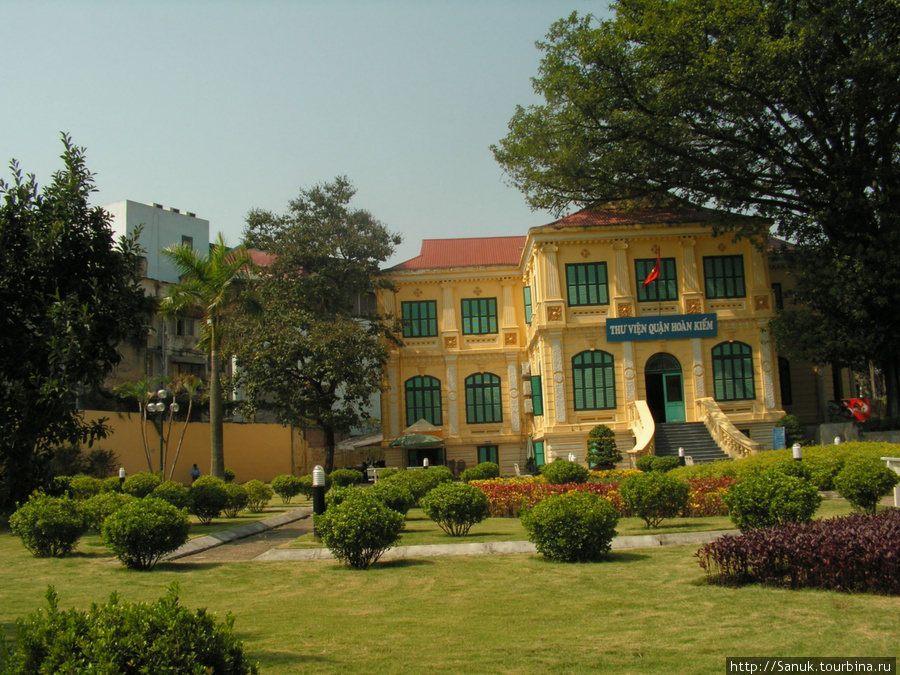 Hanoi (Ханой). Неизвестный для меня дом и мини-парк неподалеку от хостела. Там было приятно посидеть Вьетнам