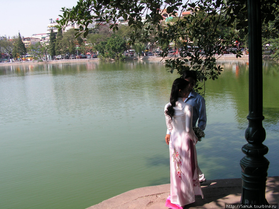 Ханой. На озеро Возвращённого меча также приходят молодожёны и влюблённые пары Вьетнам