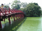 Ханой. Мост The Huc к храму Ngoc Son на озере Возвращённого меча