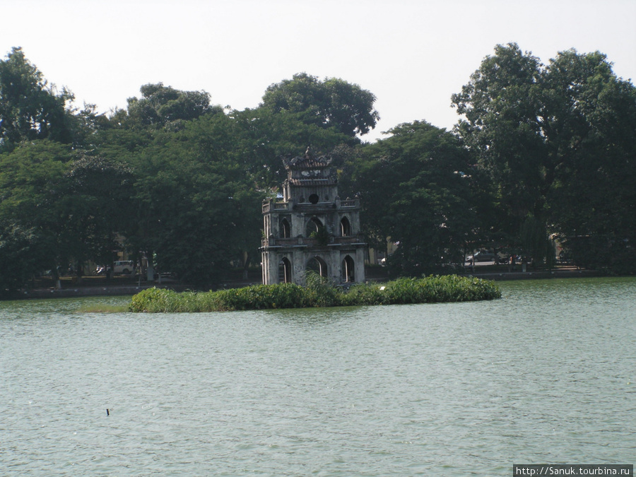 Ханой. Башня черепахи посреди озера Возвращённого меча Вьетнам