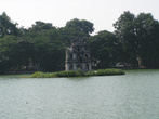 Ханой. Башня черепахи посреди озера Возвращённого меча
