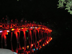 Ханой. Мост The Huc поздно вечером особенно красив